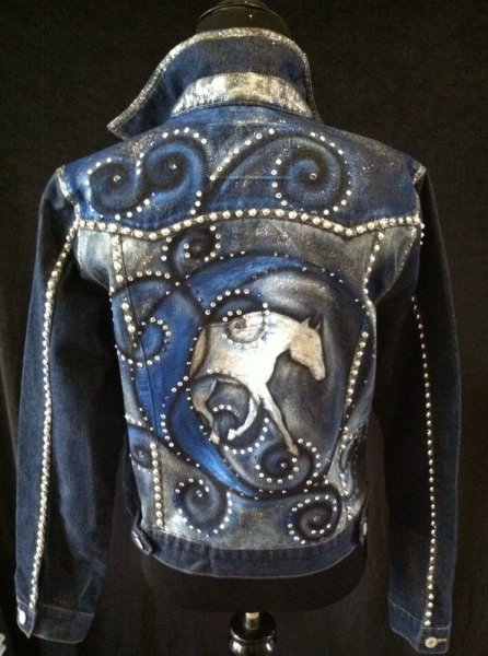 Аппликация из кожи на куртку