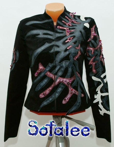 Аппликация из кожи на одежде