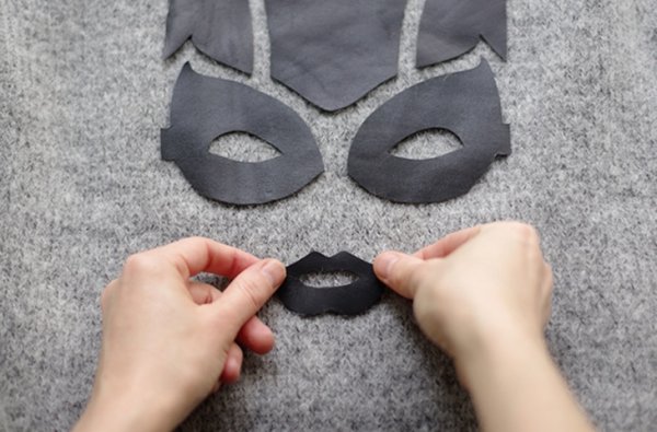 Аппликация из кожи