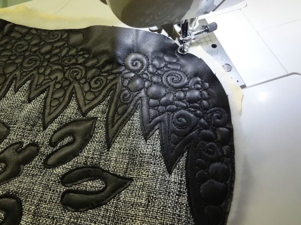 Вышивка на коже