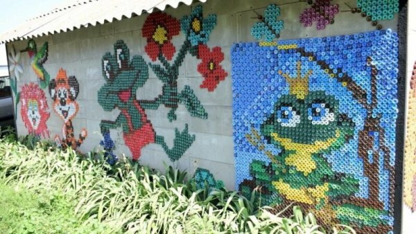 Мозаика из крышек от пластиковых бутылок