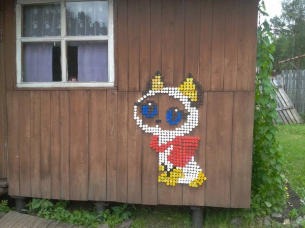 Панно из пробок от пластиковых бутылок