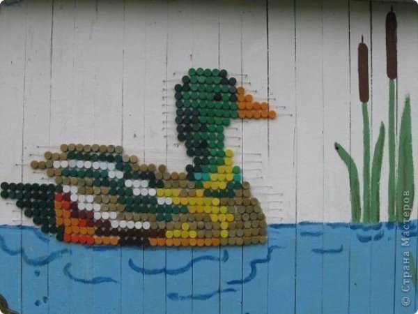 Панно из бутылочных крышек пластмассовых