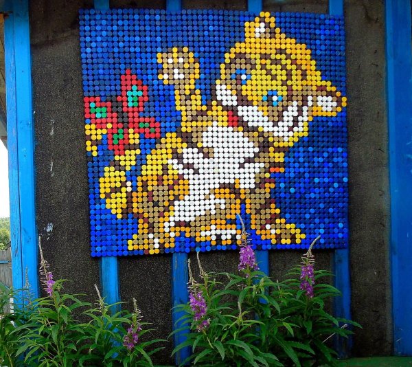 Панно из пластиковых крышек