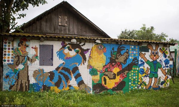 Панно из крышечек