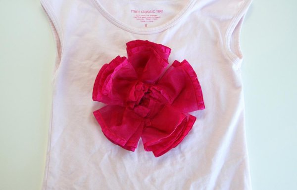 Декор футболки цветами из ткани