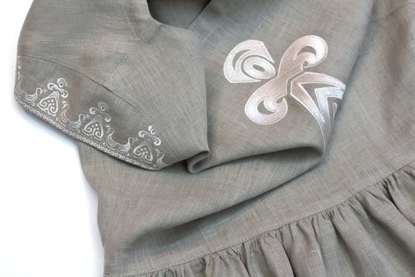 Льняное платье с аппликацией