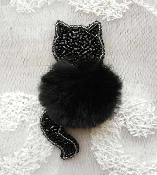 Брошь из бисера кошка с мехом