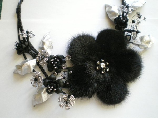 Брошь из меха