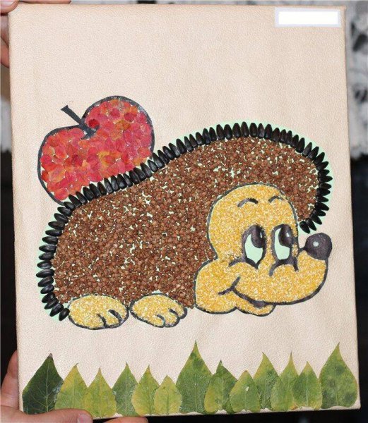 Ежик из крупы аппликация