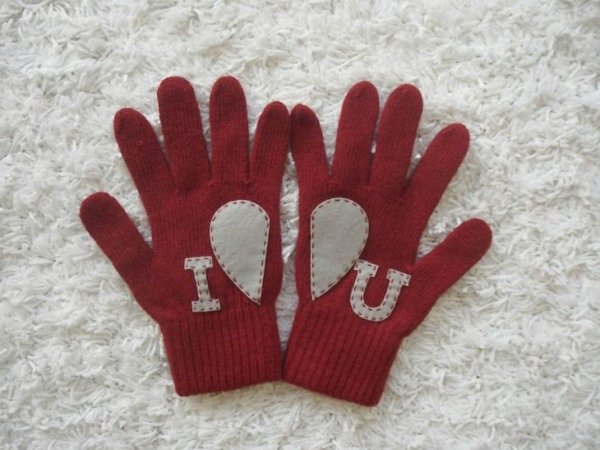 Аппликация из перчаток