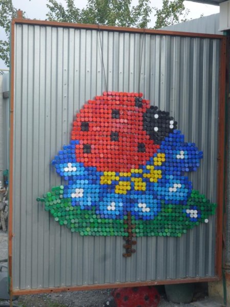 Панно из пластиковых пробок для дачи