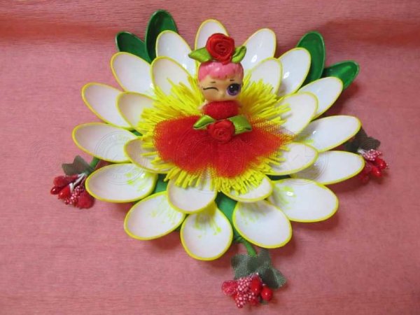 Цветы из пластиковых ложек