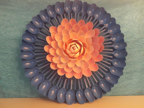 Лотос из пластиковых ложек