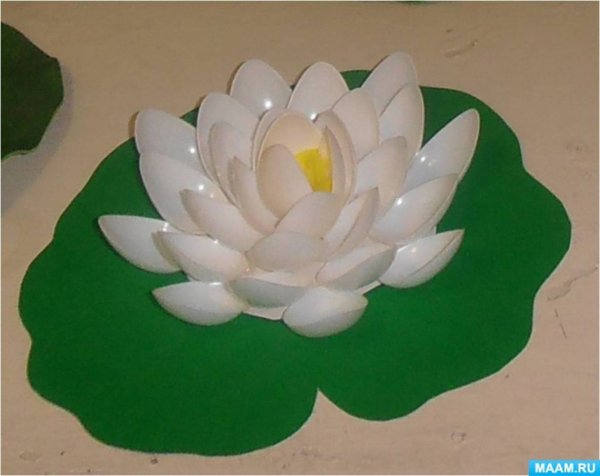 Цветы из ложек одноразовых