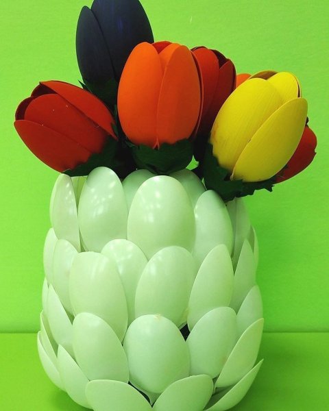 Декор из пластмассовых ложек