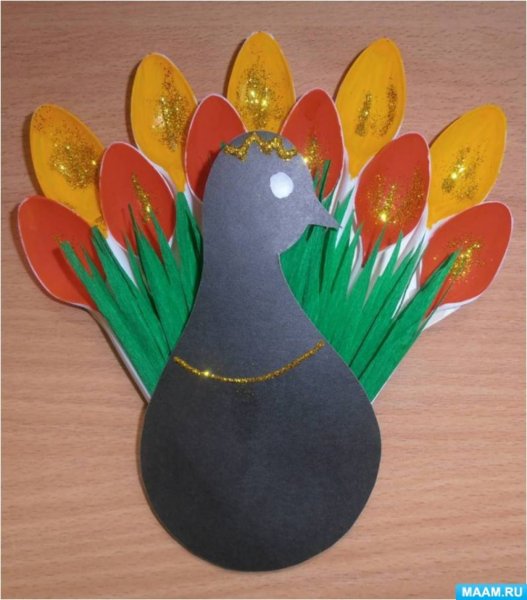 Подделка из ложек одноразов