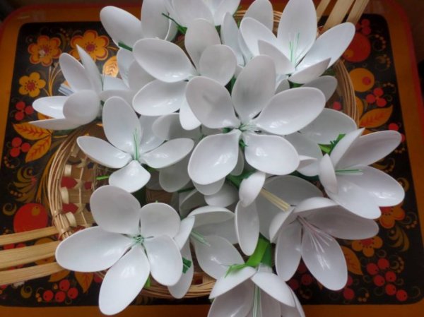 Цветы из одноразовых ложек и вилок