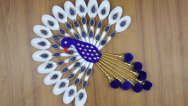 Панно из пластмассовых ложек