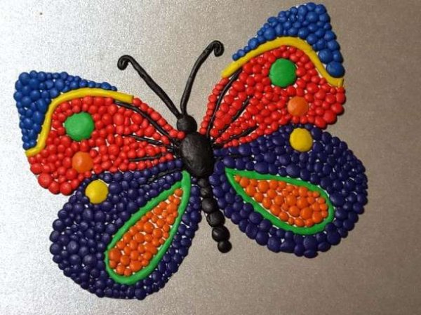 Бабочка из пластилина на картоне