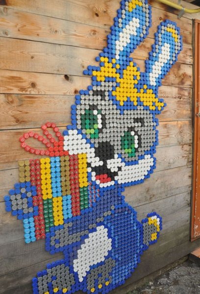 Мозаика из бутылочных крышек