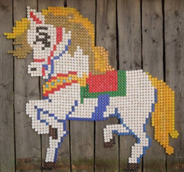 Лошадь из пластиковых крышек