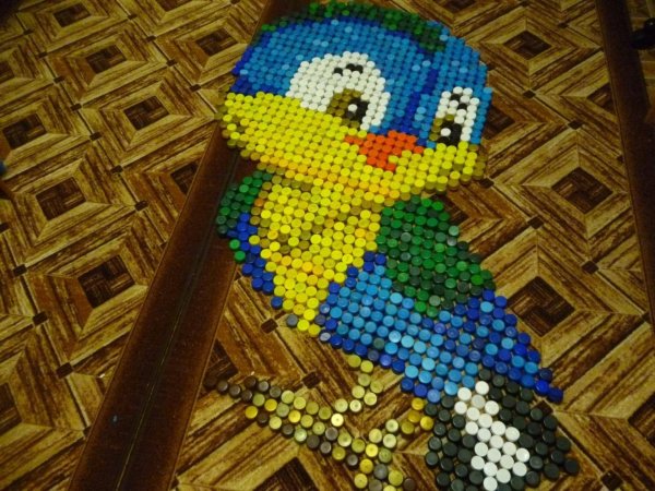 Мозаика из пробок от пластиковых бутылок