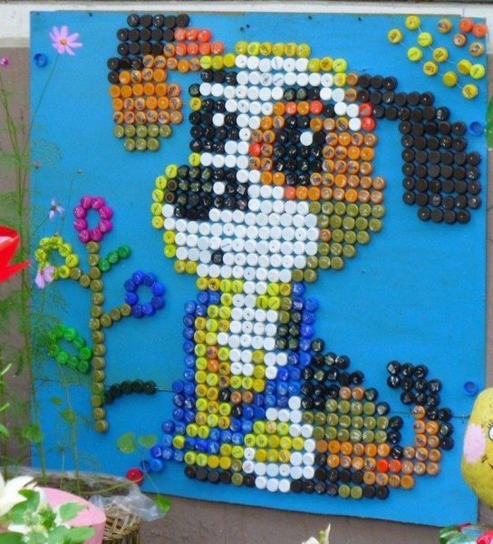 Панно из пластиковых крышек