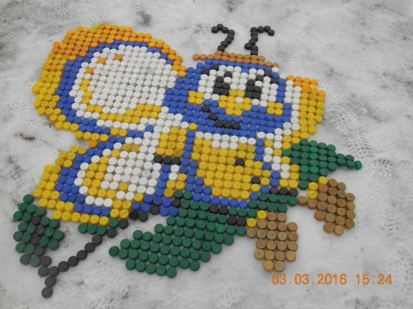 Мозайка из крышек от пластиковых бутылок