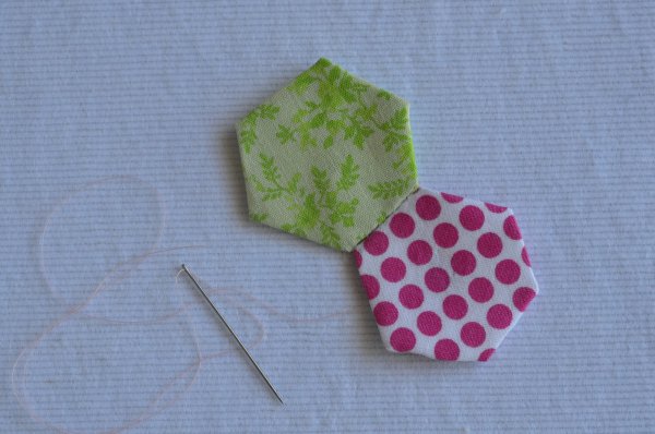 Цветок из шестиугольника ткани