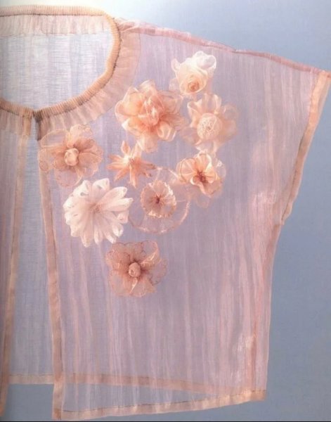 Платье украшенное цветами из шифона