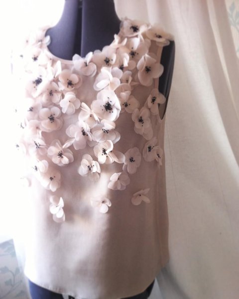 Платье украшенное цветами