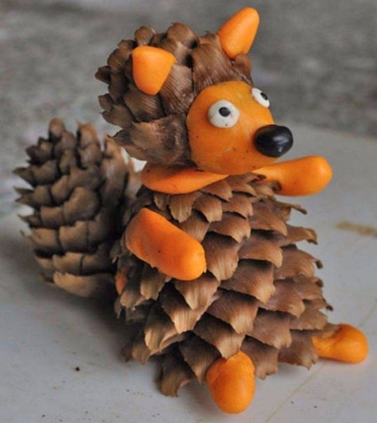 Ежик из еловых шишек