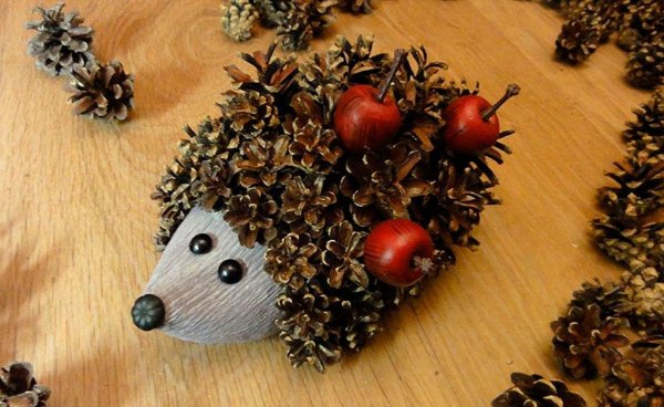 Ежик из шишек