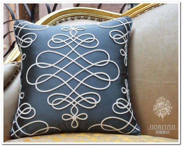 Диванные подушки с аппликацией