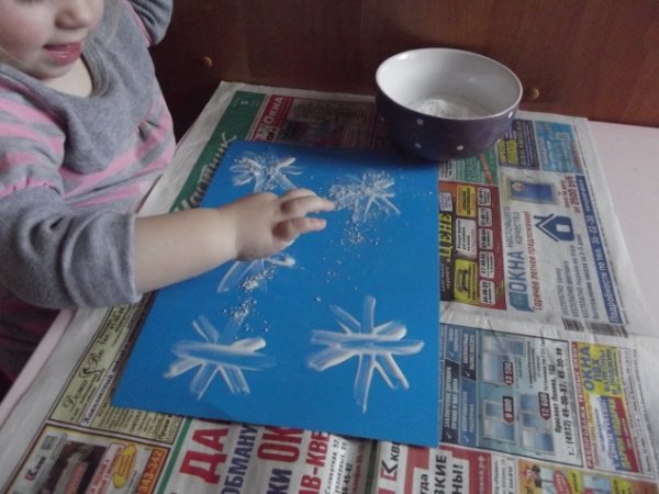 Рисование солью Снежинка