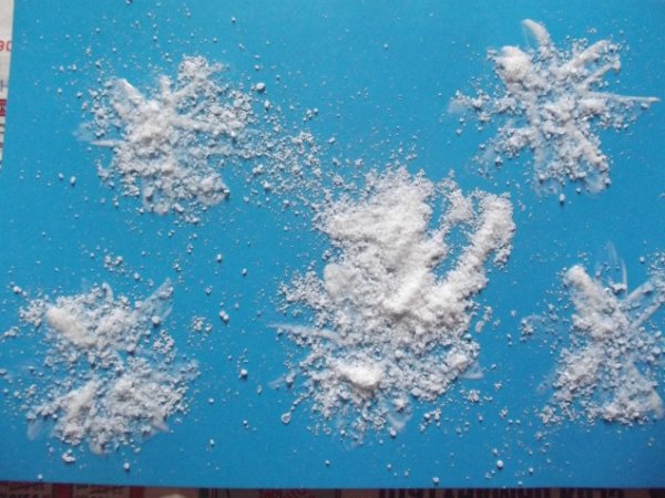 Снежинка из соли и клея