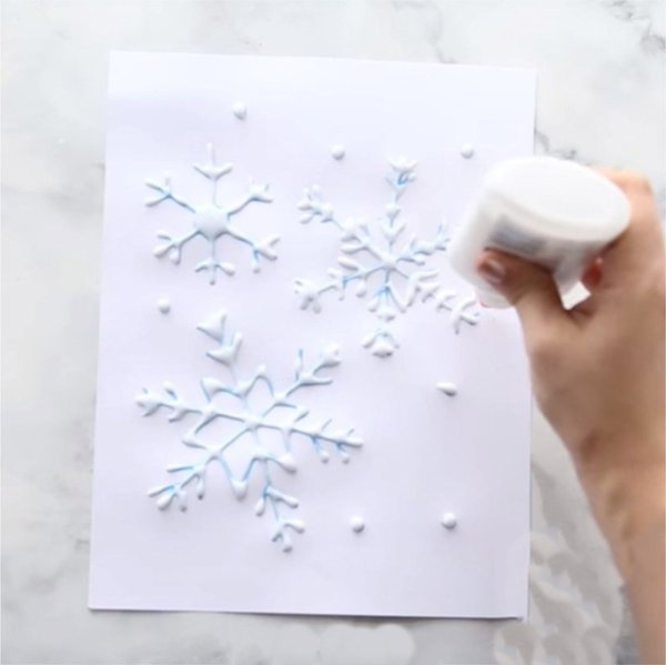 Снежинки из соли и клея на бумаге