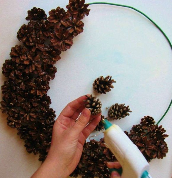 Аппликация из шишек