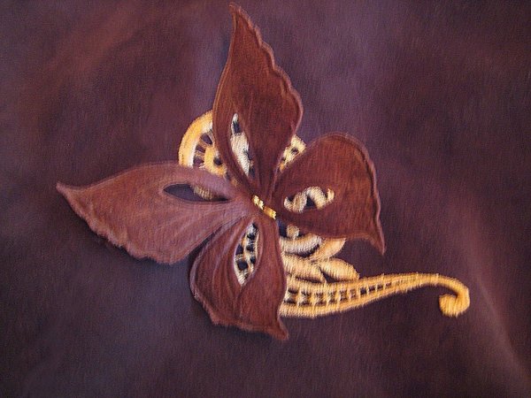 Необычные броши из кожи