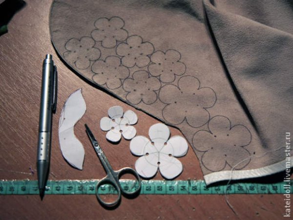 Цветочная аппликация из кожзама