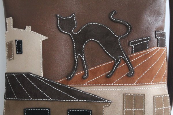 Панно из кусков кожи