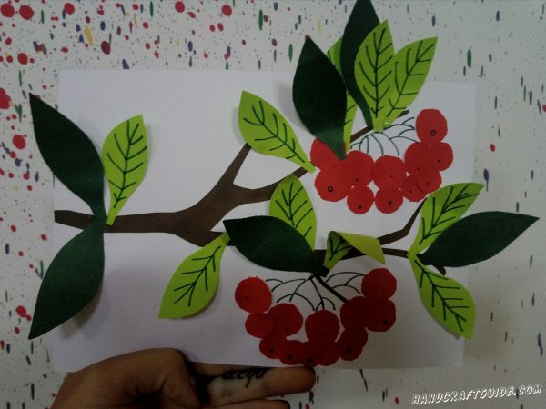 Ягоды из цветной бумаги
