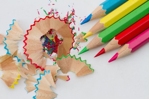 Поделки из стружки цветных карандашей