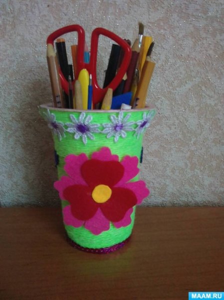 Стакан для карандашей из бутылки