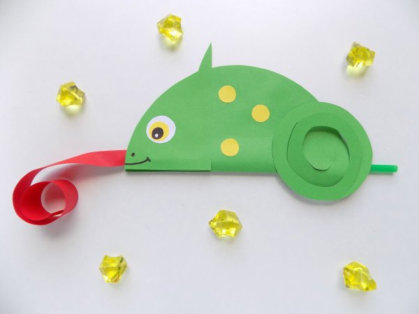 Аппликация хамелеон из бумаги