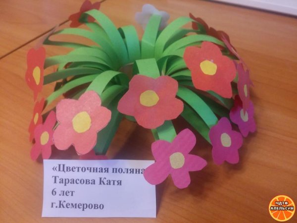 Клумба с цветами из цветной бумаги