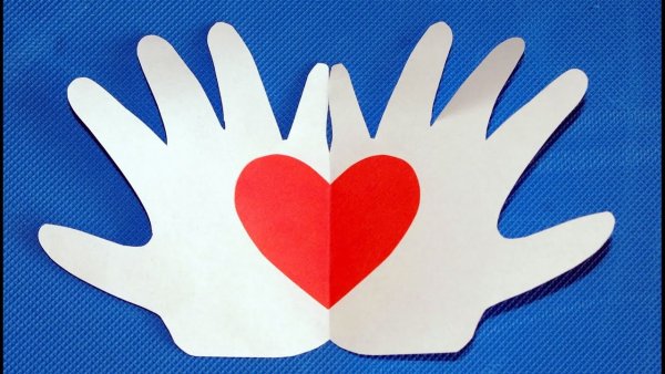 Открытка из ладошек