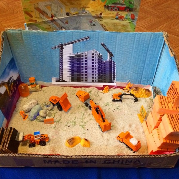 Сенсорная коробка для детей стройка