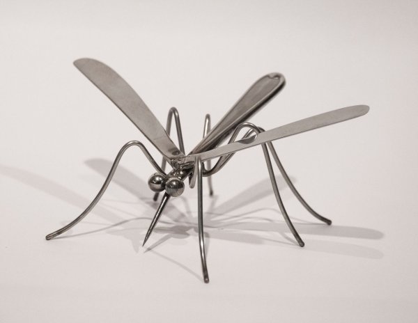 Фигурка комара из металла
